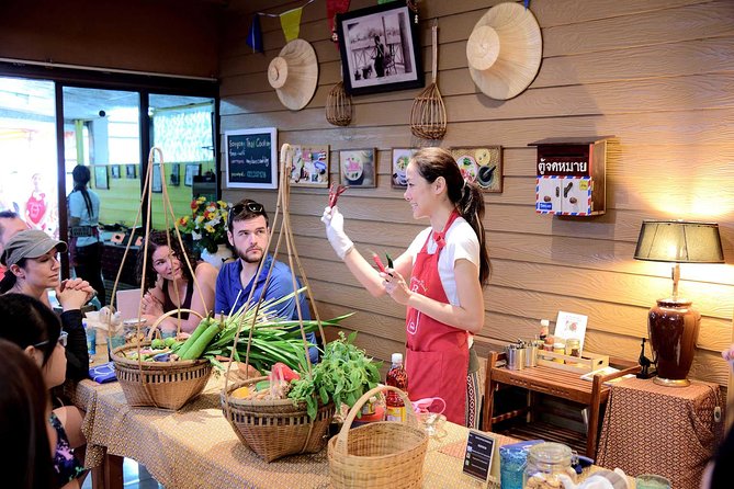 Sompong Thai Cooking School: Hands-On Culinary Experience - The morning class and its wet-market start