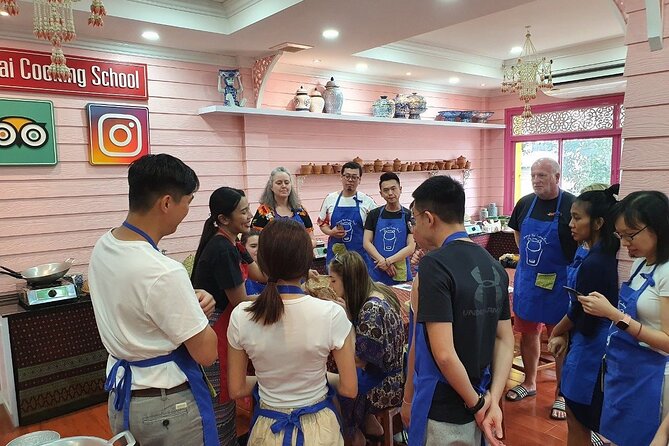 Sompong Thai Cooking School in Bangkok - Personal guidance in a maximum-10-person group