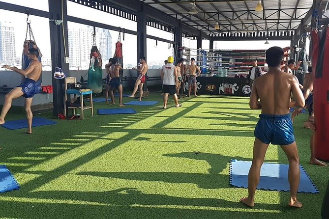 Thai Boxing Lesson, family and Kids Friendly - Practicing with gloves and a partner
