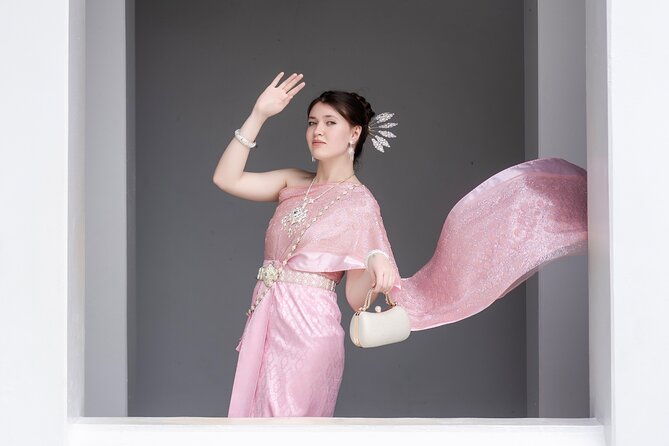 Thai Costume Photography at Wat Arun/Pho Temple: Bangkok - What the photographer actually adds