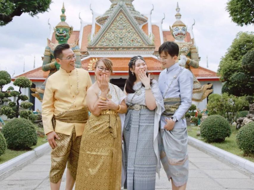 Thai Costume Rental - Making Wat Arun the center of your day