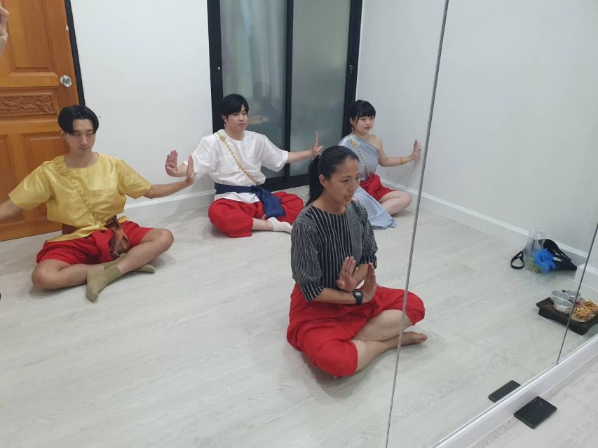 Thai Dance Class - Why the costume and teaching style matter