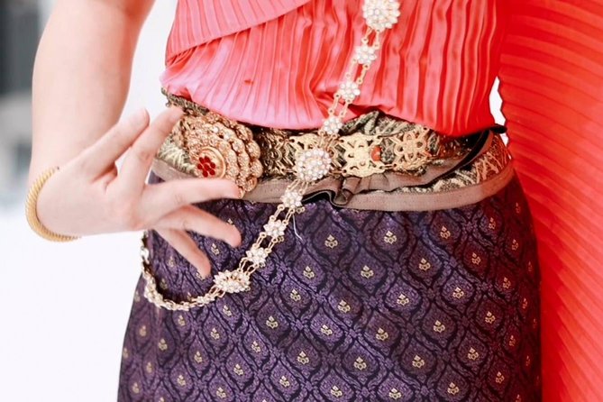 Thai Dance Class at Wat Arun - Who will enjoy this most