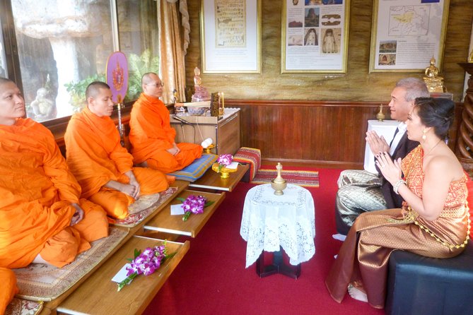 Thai Wedding ceremony (Bangkok) - Adding family and friends to the water blessing