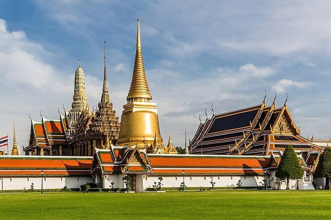 Three Temple Ayutthaya Tour with Scenic Boat Ride - Wat Ratchaburana and its tall prang