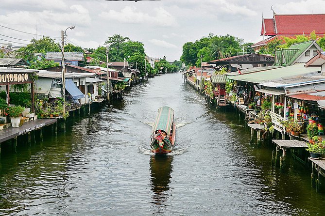 Timeless Thonburi Canal and Food Tour - A temple pause in the Talat Phlu area