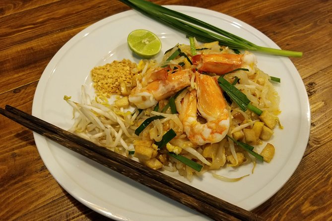 Tingly Thai Cooking Class with Morning Market Tour - Wat Kheak market: Thai food before the cooking begins