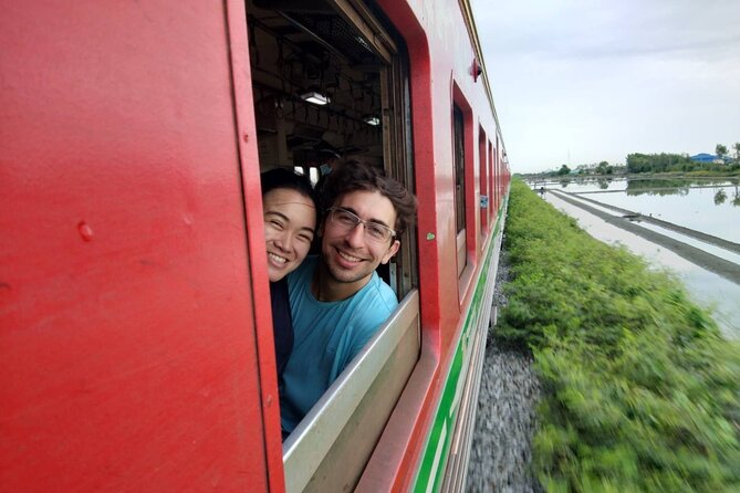 Wheelchair & Luxury Tour to Floating & Railway Markets - How the guides shape the day